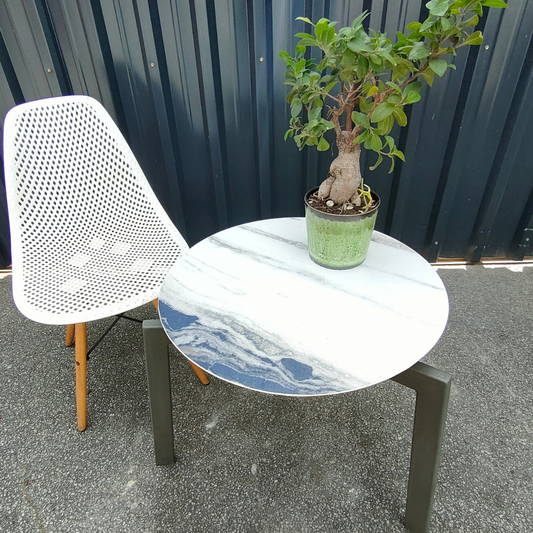The Erlank War-of-the-Worlds Side Table WHITE/BLUE (s)